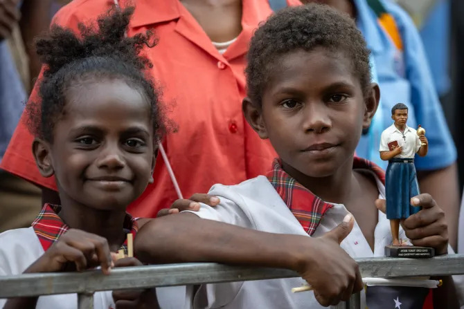 Dua anak, salah satunya memegang patung Beato Petrus yang sambil menunggu kunjungan Paus Fransiskus di Sekolah Menengah Teknik Caritas di Port Moresby, Papua Nugini, 7 September 2024. CNA