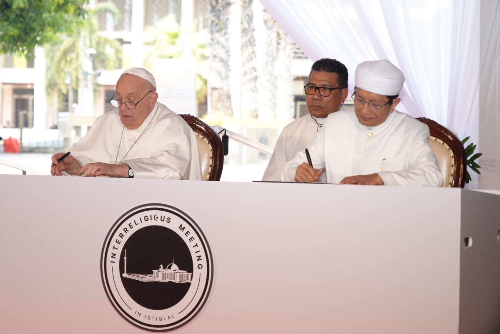 Paus Fransiskus dan KH Nasarudin Umar menandatangani Deklarasi Istiqlal. Panitia