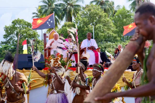 Paus Fransiskus disambut umat saat tiba di Vanimo Papua Nugini. CNA