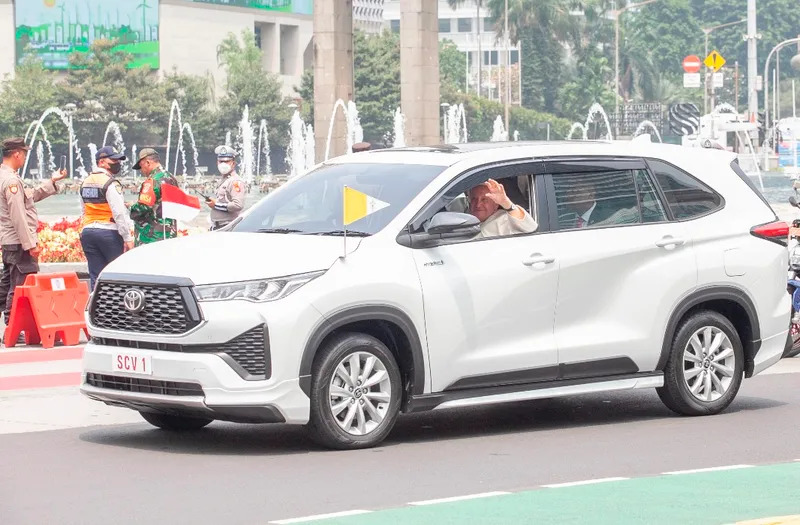 Paus Fransiskus duduk di kursi depan Innova Zenix yang menjemputnya dari Bandara Soekarno Hatta ke Nunsiatura Apostolik Vatikan. IST