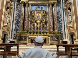 Paus Fransiskus berdoa di Basilika St Maria Maggiore di hadapan ikon Salus Populi Romani sebelum lawatannya ke Indonesia. IST