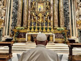 Paus Fransisksu berdoa di Basilika St. Maria Maggiore setelah lawatan terpanjang dalam masa kepausannya ke negara Asia Oseania. Vatican News