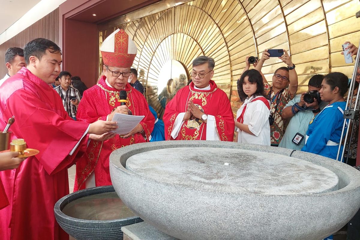 Kardinal Ignatius Suharyo Memimpin Misa Tahbisan Gereja Katolik Kalvari Lubang Buaya, Jakarta Timur. Kompas