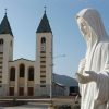 Situs Ziarah Medjugorje: Apa yang Harus Kita Ketahui tentang Dugaan Penampakan Maria Patung Maria di depan Gereja St. Yakobus Medjugorje Bosnia-Herzegovina. catholicregister.org