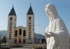 Situs Ziarah Medjugorje: Apa yang Harus Kita Ketahui tentang Dugaan Penampakan Maria Patung Maria di depan Gereja St. Yakobus Medjugorje Bosnia-Herzegovina. catholicregister.org