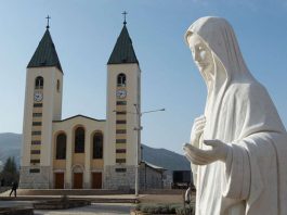 Patung Maria di depan Gereja St. Yakobus Medjugorje Bosnia-Herzegovina. catholicregister.org