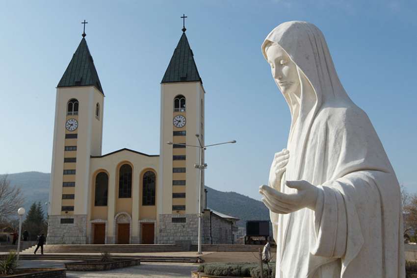 Patung Maria di depan Gereja St. Yakobus Medjugorje Bosnia-Herzegovina. catholicregister.org