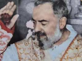 Padre Pio memperlihatkan luka stigmata di telapak tangannya. IST