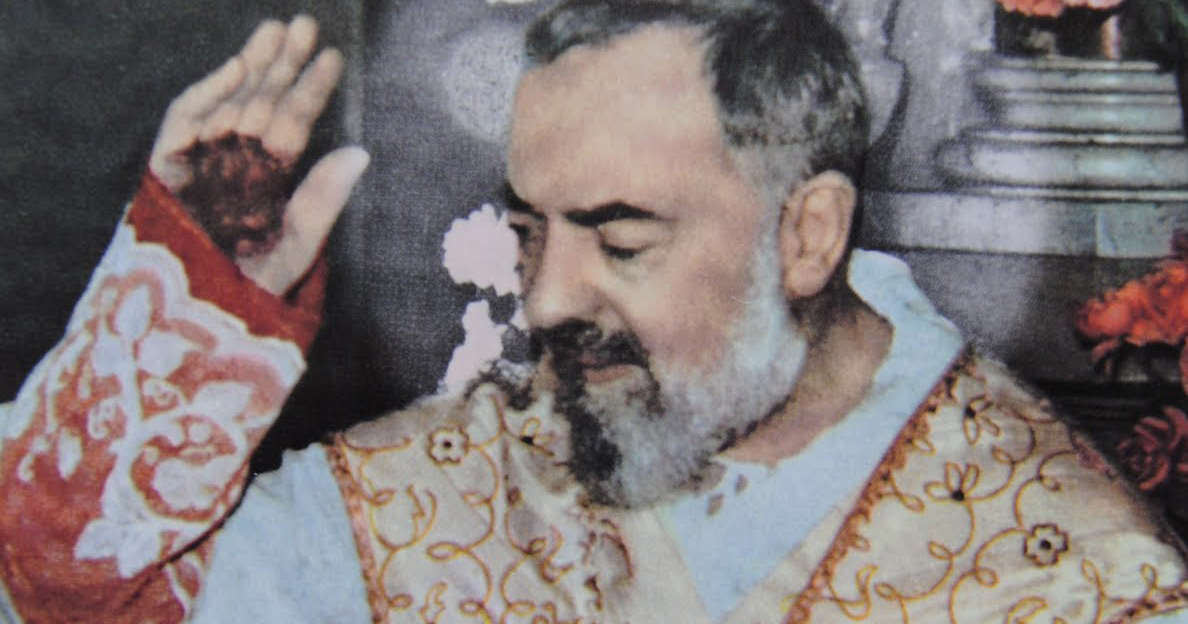 Padre Pio memperlihatkan luka stigmata di telapak tangannya. IST