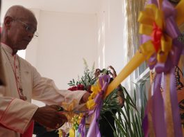 Uskup Agats Mgr. Aloysius Murwito OFM memotong peresmian Kantor Bupati Asmat Papua selatan. Keuskupan Agats