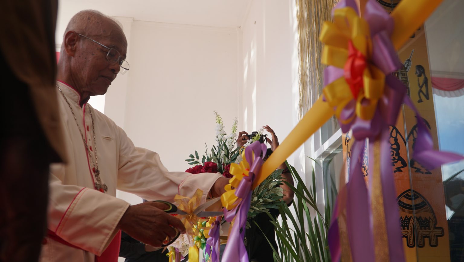 Uskup Agats Mgr. Aloysius Murwito OFM memotong peresmian Kantor Bupati Asmat Papua selatan. Keuskupan Agats