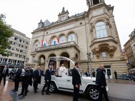 Paus Fransiskus di atas Pope Mobile saat menyapa umat yang menyambutnya di jalan-jalan Luksemburg. NCRegister