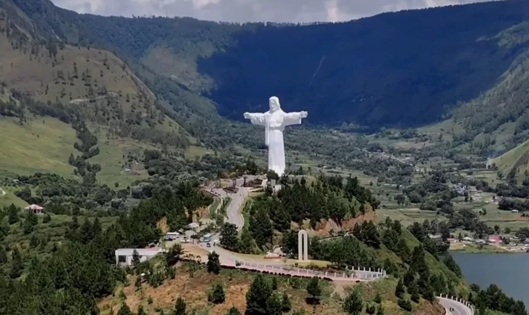 Patung Yesus Tertinggi di Dunia di Danau Toba Sibea-bea.