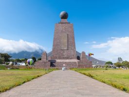 Monumen yang dikenal sebagai La Mitad del Mundo (bahasa Spanyol), secara harfiah berarti 'Tengah Dunia', (tidak harus berarti 'pusat') ini terletak di Pichincha, sebelah utara Quito, Ekuador.