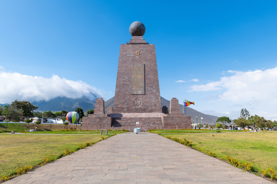 Monumen yang dikenal sebagai La Mitad del Mundo (bahasa Spanyol), secara harfiah berarti 'Tengah Dunia', (tidak harus berarti 'pusat') ini terletak di Pichincha, sebelah utara Quito, Ekuador.