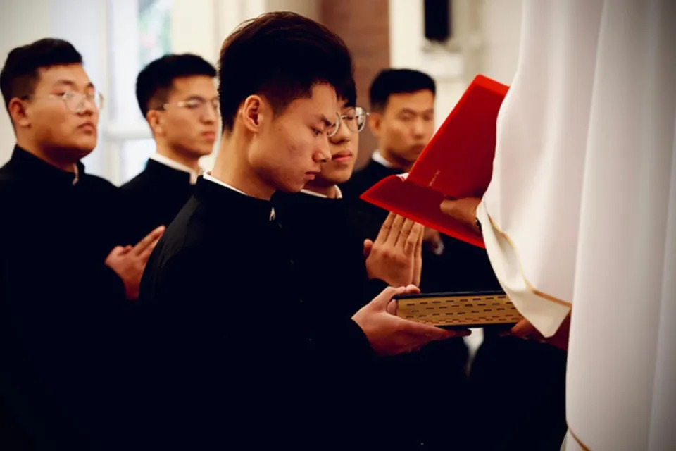 Fr Filipe Wang dalam sebuah upacara Liturgi. Aleteia