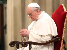 Paus Fransiskus saat berdoa Rosario pada suatu kesempatan di Basilika St. Petrus Vatikan. IST