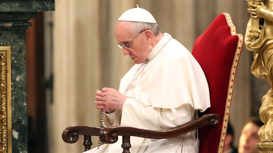 Paus Fransiskus saat berdoa Rosario pada suatu kesempatan di Basilika St. Petrus Vatikan. IST