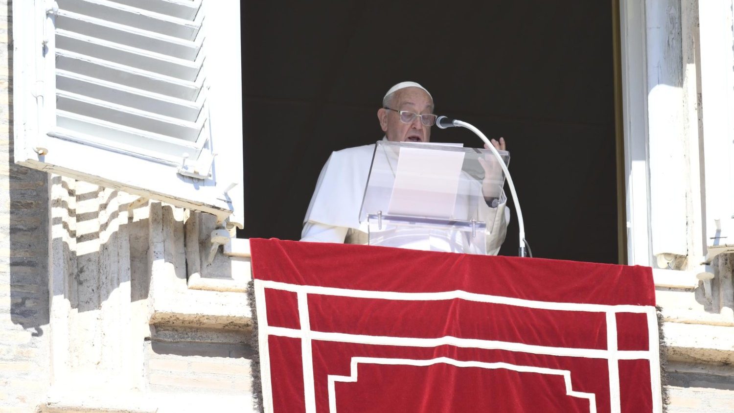 Paus Fransiskus menyapa umat beriman selama pidato Angelus di Lapangan Santo Petrus di Vatikan, Minggu, 13 Oktober 2024. Kredit: Vatican Media