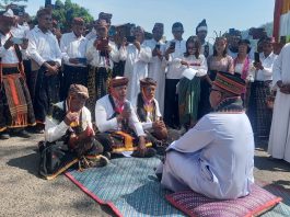 Upacara adat menyambut Uskup Terpilih Labuan Bajo, Mgr. Maksimus Regus