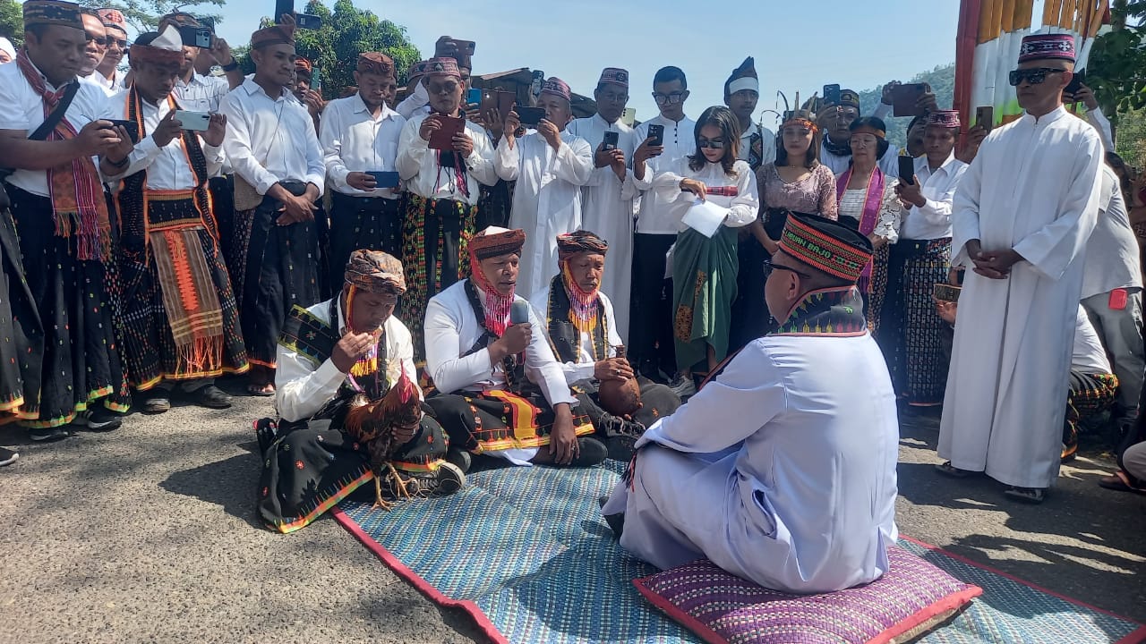 Upacara adat menyambut Uskup Terpilih Labuan Bajo, Mgr. Maksimus Regus