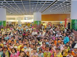 Kardinal Ignatius Suharyo bersama anak-anak dalam Perayaan Hari Anak Keuskupan Agung Jakarta di Ciputra Artprenuer, Jakarta Selatan 5 Oktober 2024. Panitia