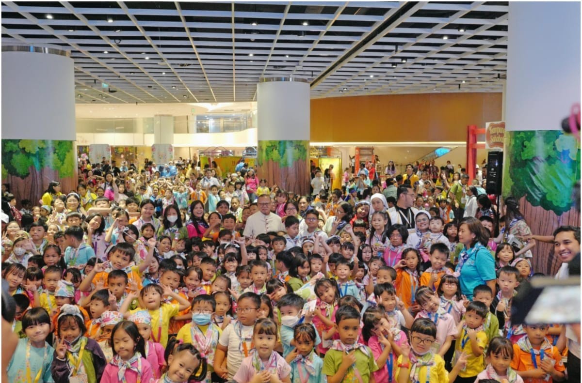 Kardinal Ignatius Suharyo bersama anak-anak dalam Perayaan Hari Anak Keuskupan Agung Jakarta di Ciputra Artprenuer, Jakarta Selatan 5 Oktober 2024. Panitia