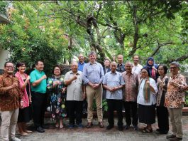 Alistair Dutton bersama peserta pertemuan di Wisma KWI Kemiri Jakarta Pusat. Dok. Caritas Indonesia