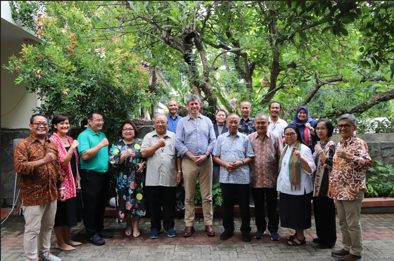 Alistair Dutton bersama peserta pertemuan di Wisma KWI Kemiri Jakarta Pusat. Dok. Caritas Indonesia