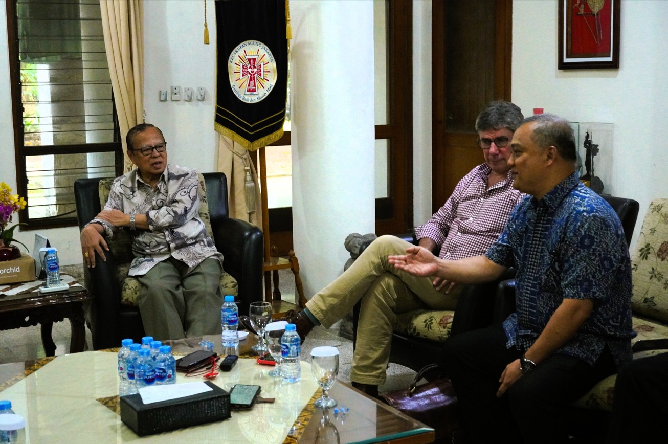 Sekretaris Jenderal Caritas Internationalis, Alistair Dutton berjumpa dengan Kardinal Ignatius Suharyo di Katedral Jakarta, Jakarta Pusat, 25 Oktober 2024. Dok. Caritas Indonesi