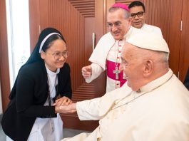 Sr. Irene OP saat berjumpa dengan Paus Fransiskus saat berjumpa di Kedutaan Besar Vatikan untuk Indonesia di Jakarta. IST