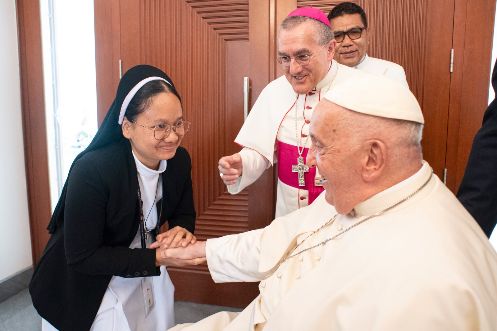 Sr. Irene OP saat berjumpa dengan Paus Fransiskus saat berjumpa di Kedutaan Besar Vatikan untuk Indonesia di Jakarta. IST