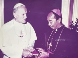 Mgr Hyeronimus Bumbun OFMCap saat berjumpa dengan Paus Yohanes Paulus II. Dok. Kapusin Pontianak