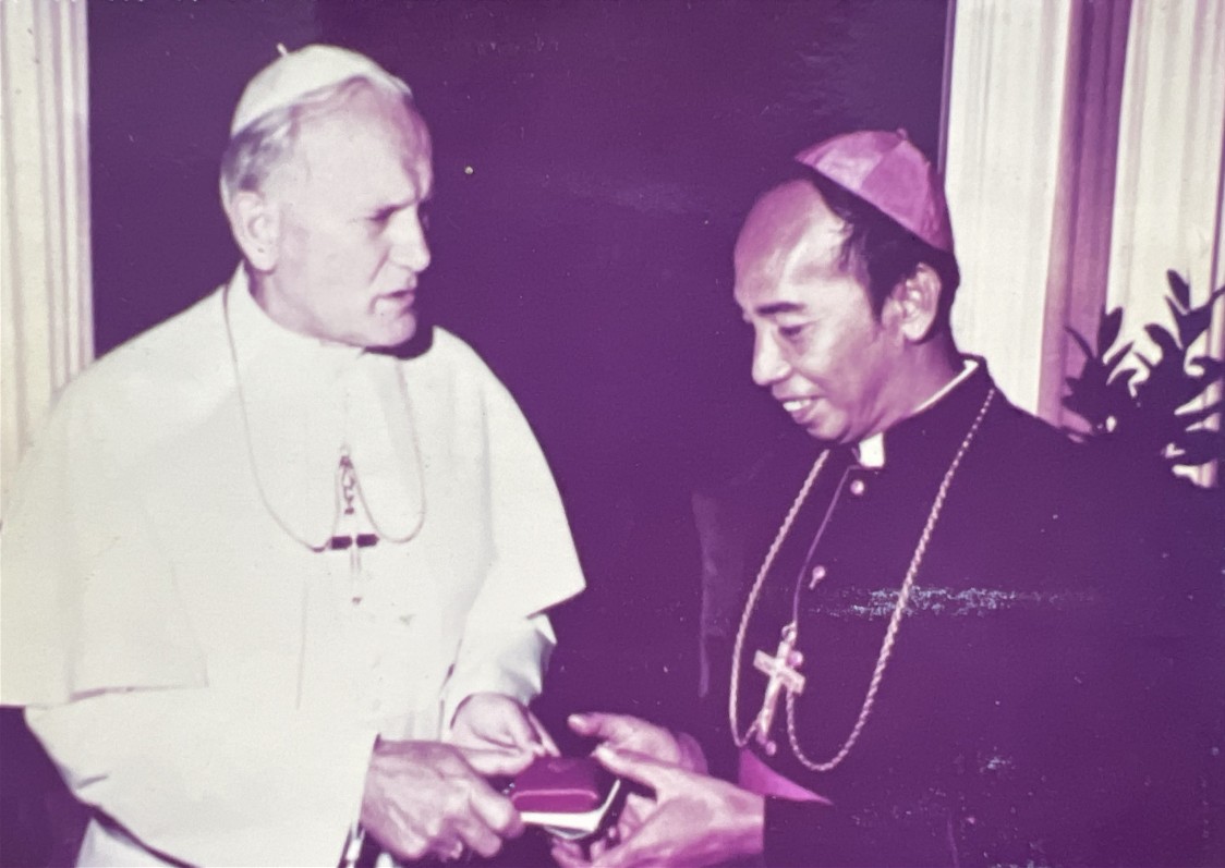 Mgr Hyeronimus Bumbun OFMCap saat berjumpa dengan Paus Yohanes Paulus II. Dok. Kapusin Pontianak