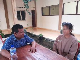 Pastor Paul Halek SSCC yang berkarya di Medan, Sumut, mendengarkan cerita Maria (wajah blur) di STP Bonaventura Delitua, Medan, Sumatera Utara. Foto: dok. Pastor Paul Halek/Istimewa