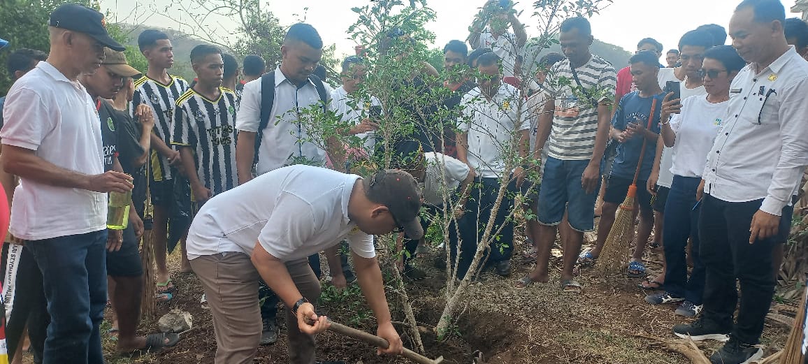 Uskup Terpilih Labuhan Bajo, Mgr. Maksimus Regus menanam pohon di depan Wisma Keuskupan Labuhan Bajo. Panitia Tahbisan