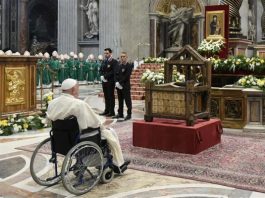 Paus Fransiskus berhenti sejenak di depan relikui Kursi St. Petrus pada penutupan Sinode SInodalitas di Basilika St. Petrus. CNA