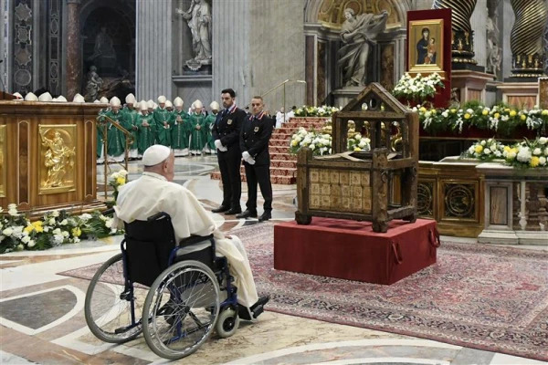 Paus Fransiskus berhenti sejenak di depan relikui Kursi St. Petrus pada penutupan Sinode SInodalitas di Basilika St. Petrus. CNA