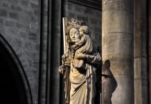 Kisah Perawan dari Paris, Tanda Ketangguhan Iman Patung Perawan dari Paris saat sebelum kebakaran