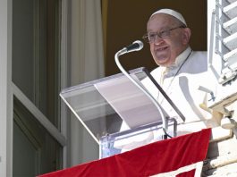 Paus Fransiskus dalam Angelus di Lapangan St. Petrus. Catholic Review