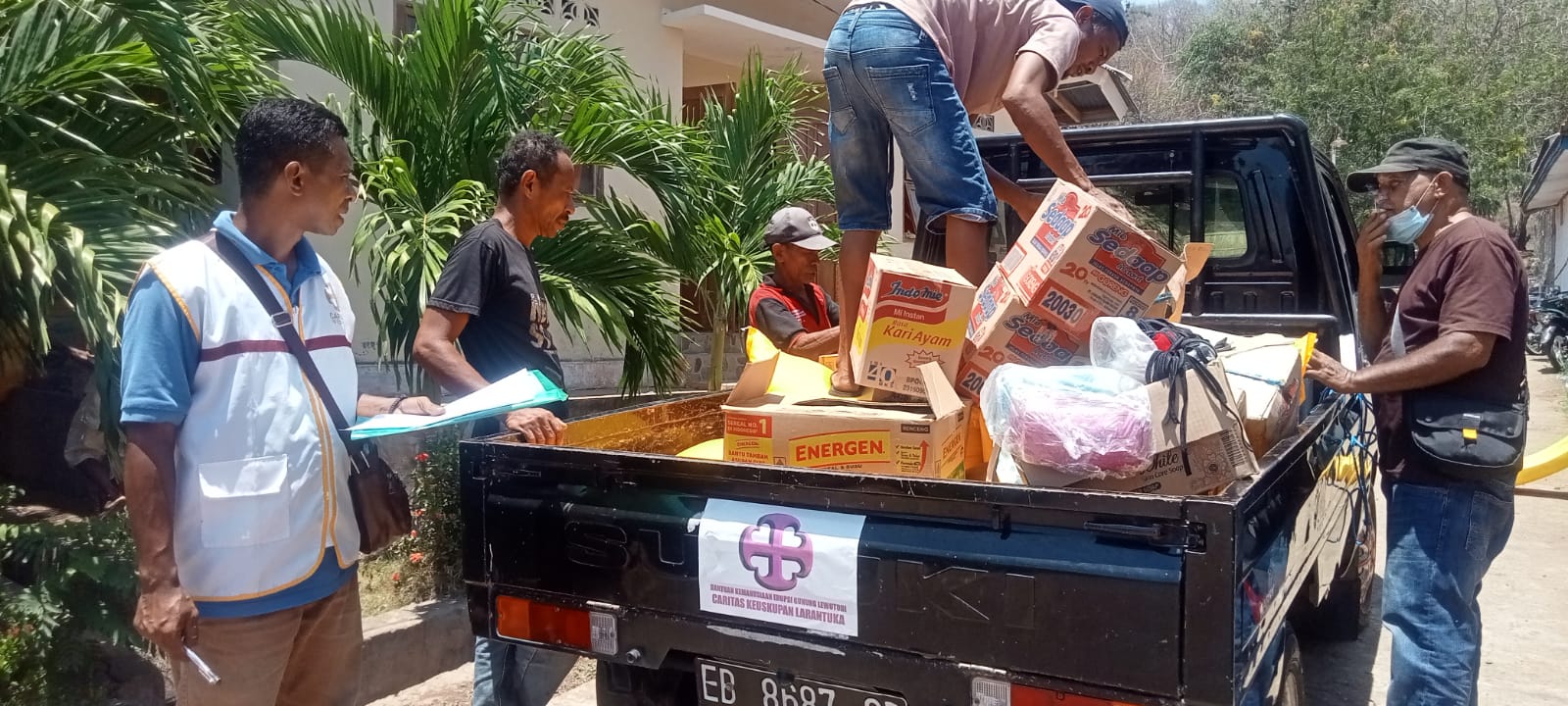 Penyaluran Bantuan untuk para pengungsi pasca letusan Gunung Lewotobi. Caritas