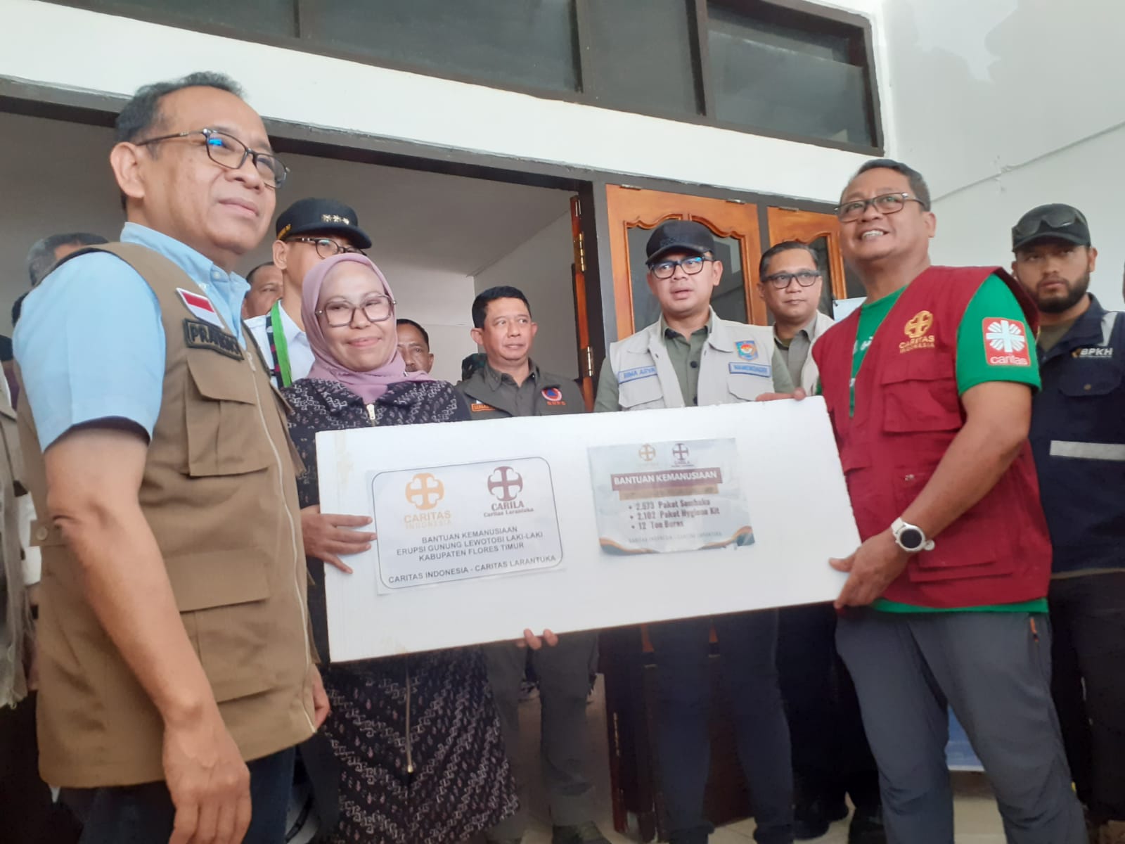 Penyerahan bantuan secara simbolis dari Caritas Indonesia kepada Menko PMK Pratikno 2