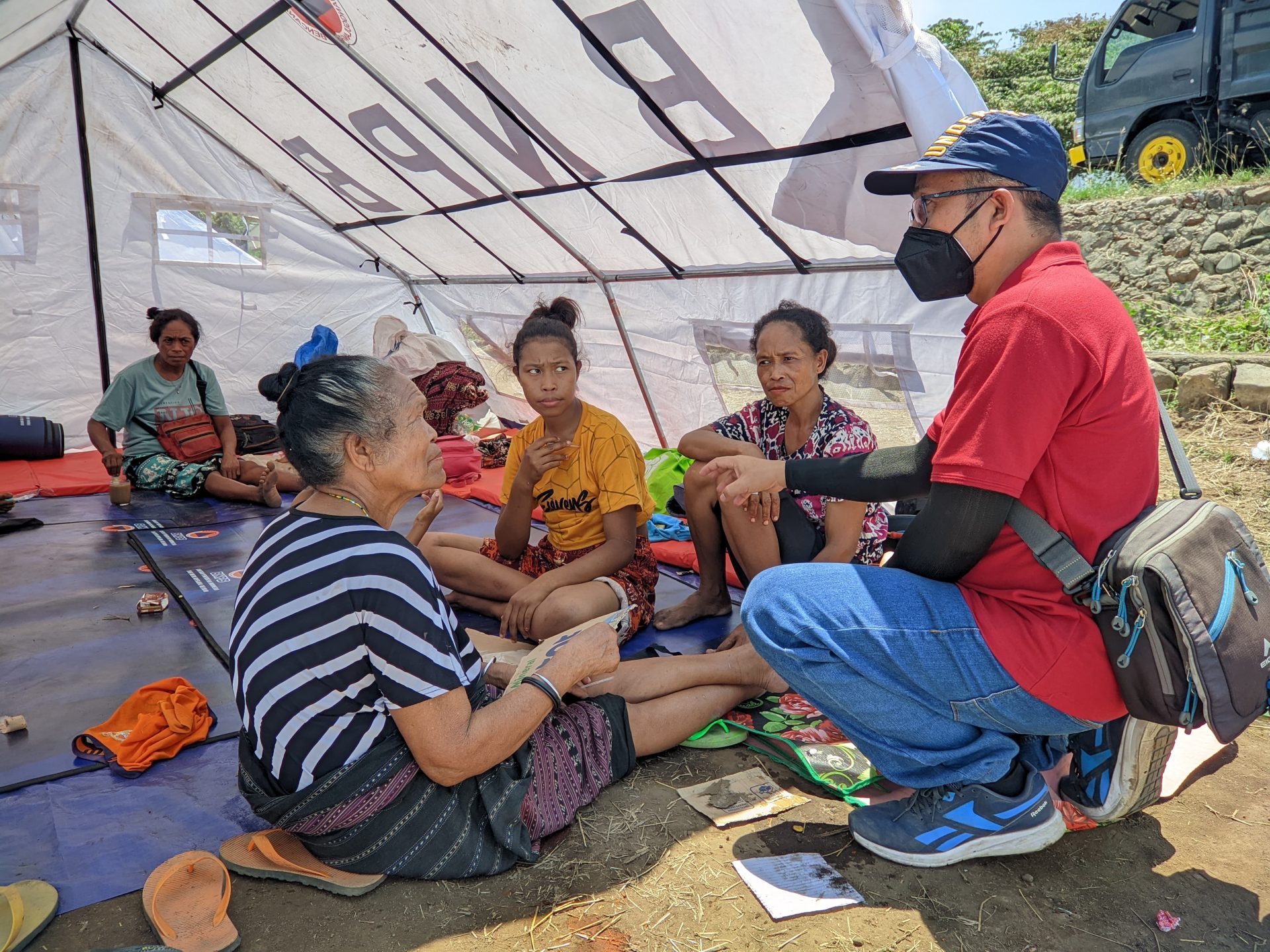 Relawan jaringan Caritas Indonesia mendampingi para pengungsi terdampak erupsi Gunung Lewotobi tinggal di tenda-tenda sementara di lokasi pengungsian. Caritas Indonesia