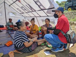 Relawan jaringan Caritas Indonesia mendampingi para pengungsi terdampak erupsi Gunung Lewotobi tinggal di tenda-tenda sementara di lokasi pengungsian. Caritas Indonesia