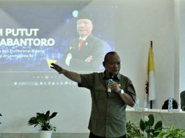 Taprof Bidang Ideologi Lemhannas RI AM Putut Prabantoro -- didampingi moderator Aloysius Primoryza Bimas Dewanto dari Ikatan Sarjana Katolik Indonesia (ISKA) Keuskupan Purwokerto-- memberikan paparan dengan menggunakan teknologi AI dalam Sarasehan Kebangsaan yang digelar Komisi Kerasulan Awam Keuskupan Agung Purwokerto, di Balai Julianus, Minggu (10/11/2024).