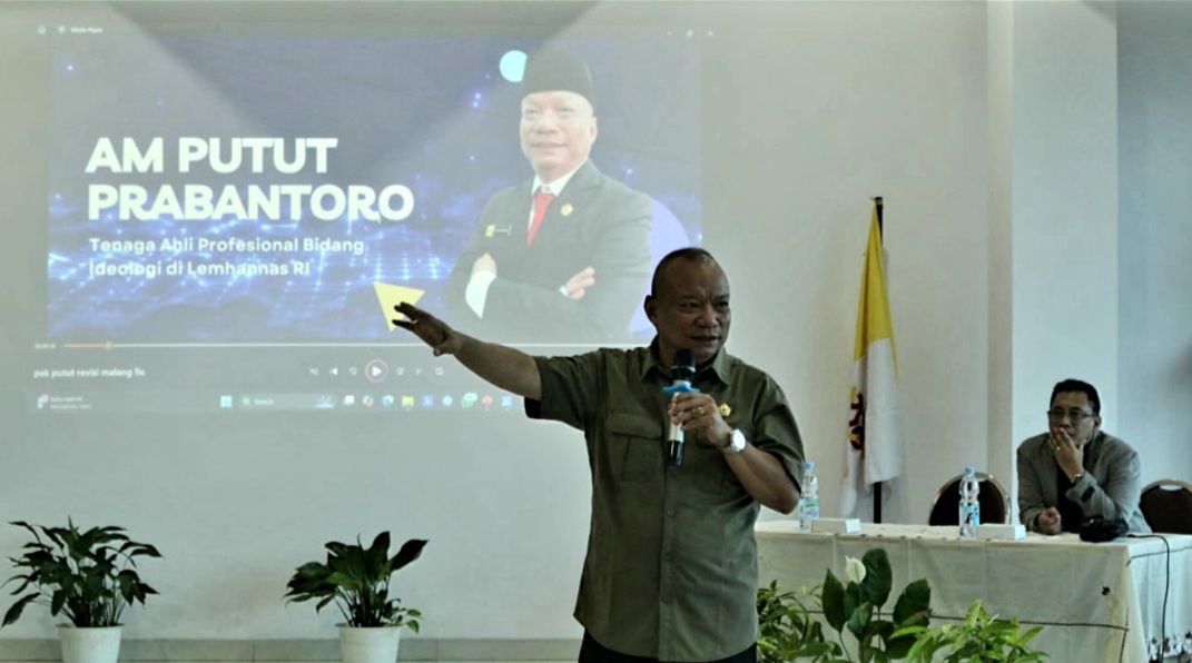 Taprof Bidang Ideologi Lemhannas RI AM Putut Prabantoro -- didampingi moderator Aloysius Primoryza Bimas Dewanto dari Ikatan Sarjana Katolik Indonesia (ISKA) Keuskupan Purwokerto-- memberikan paparan dengan menggunakan teknologi AI dalam Sarasehan Kebangsaan yang digelar Komisi Kerasulan Awam Keuskupan Agung Purwokerto, di Balai Julianus, Minggu (10/11/2024).