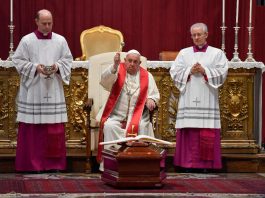 Paus Fransiskus memberkati peti jenazah Kardinal Ayuso sebelum ritus penutupan peti pada Misa Requiem di Katedral Basilika Santo Petrus, Rabu sore (27/11/2024). Foto: dok.Vatikan