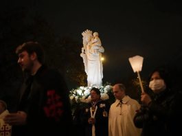 Perawan Paris, Patung St. Perawan Maria saat Menggendong Kanak-Kanak Yesus dari abad pertengahan yang ada di Katedral Notre Dame Paris. AP