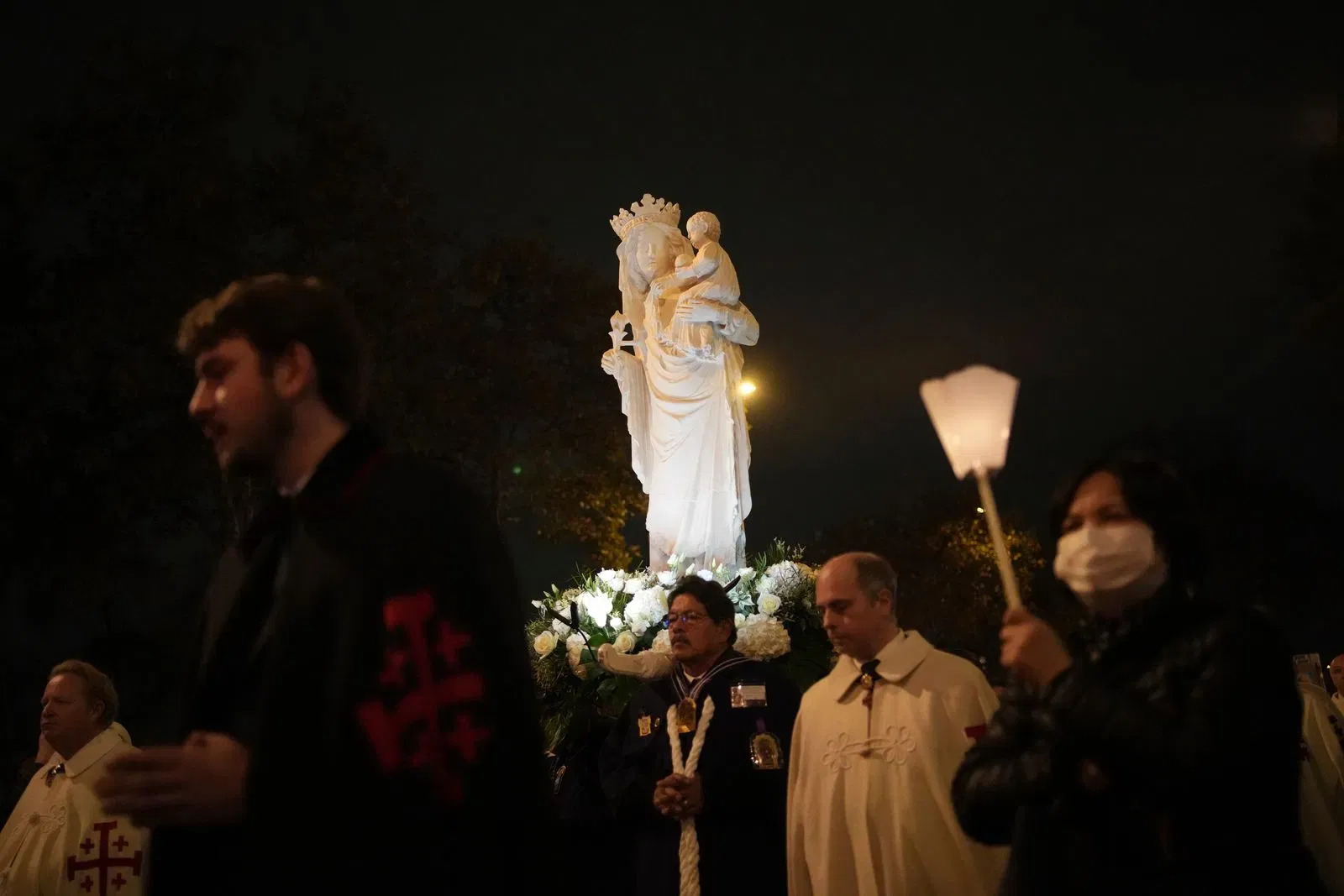 Perawan Paris, Patung St. Perawan Maria saat Menggendong Kanak-Kanak Yesus dari abad pertengahan yang ada di Katedral Notre Dame Paris. AP