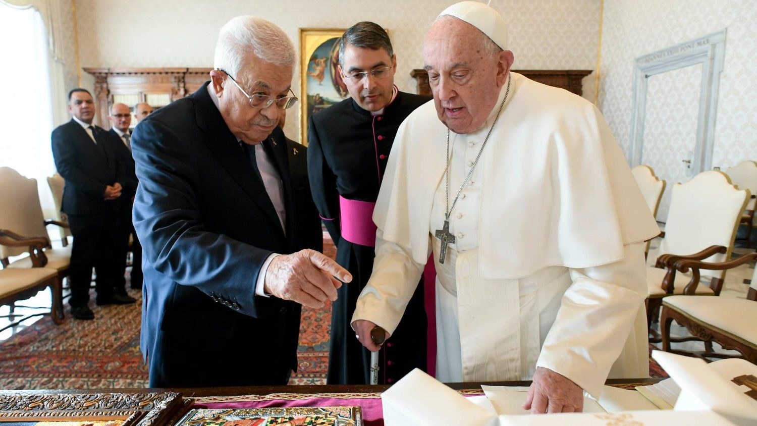 Paus Fransiskus berjumpa dengan Presiden Palestina Mahmoud Abbas di Vatikan 12 Desember 2024. Vatican News